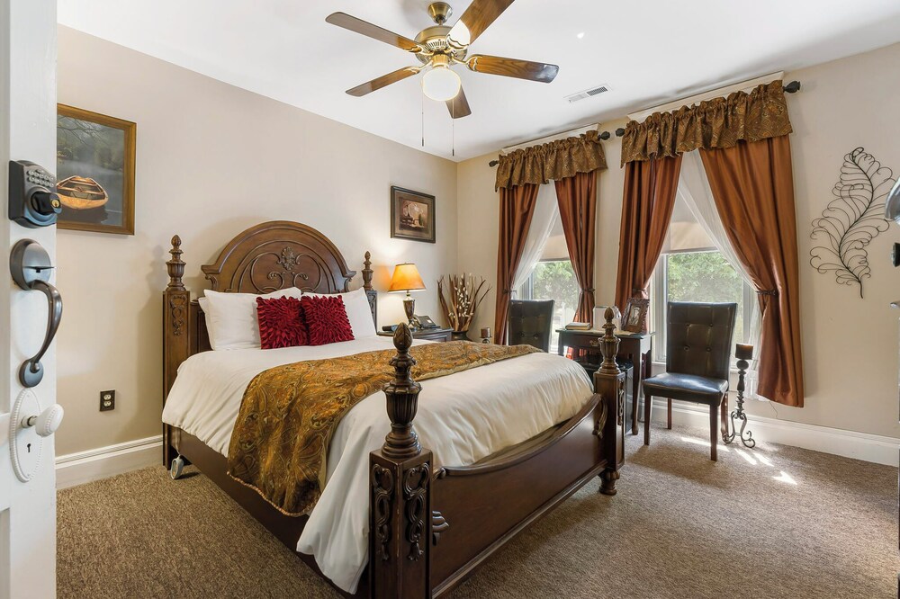 Historic Branson Hotel ~ Downtown ~ Notebook Room