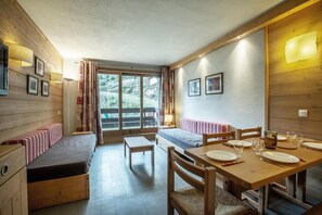 Interior - 80m from ski lifts, 4th floor, view ski slopes, balcony, parking, tv, ski locker, 36m² (Méribel - Les Allues)