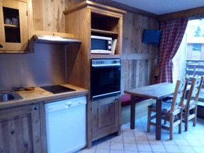 Fridge, microwave, oven, coffee/tea maker - Resort center, 1st floor, view mountain, balcony, ski locker, 34m², Méribel-Mottaret (Méribel - Les Allues)