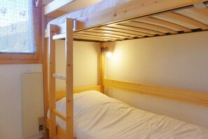 1 bedroom, bed sheets