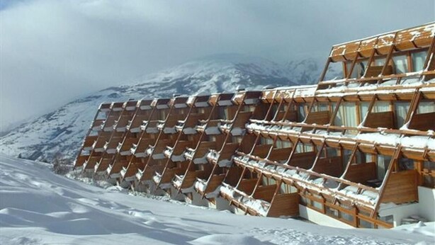 A snow-covered mountain with a wooden structure featuring multiple balconies. - 50m from ski slopes, 3rd floor, view ski slopes, balcony, tv, 65m², Les Arcs (Bourg-Saint-Maurice)