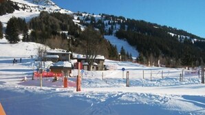 A snowy ski resort with a clear sky. - 50m from ski slopes, 3rd floor, view ski slopes, balcony, tv, 65m², Les Arcs (Bourg-Saint-Maurice)