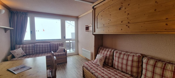 Living area - 10m from ski slopes, balcony, television, ski locker, 26m², La Plagne (Aime)