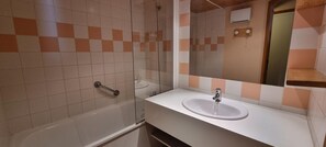 Bathtub - 10m from ski slopes, balcony, television, ski locker, 26m², La Plagne (Aime)