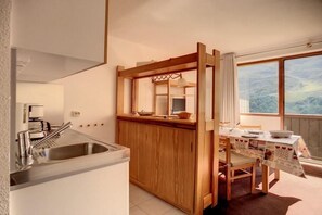 Fridge, oven, dishwasher, coffee/tea maker - Ski-in/ski-out & foot of the slopes, 4th floor, view mountain/ski slopes, balcony, tv, ski locker (Les Menuires)