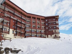 Exterior - 6th floor, view mountain/mountain/ski slopes, balcony, tv, ski locker, 27-26m², Les Menuires (Les Menuires)