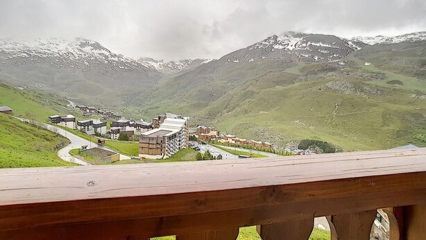 A mountainous landscape with a small town nestled in a valley. - 6th floor, view mountain/mountain/ski slopes, balcony, tv, ski locker, 27-26m², Les Menuires (Les Menuires)