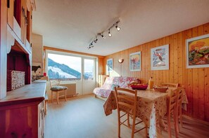Interior - 3rd floor, balcony, fireplace or stove, tv, 63m², Le Grand Bornand (Le Grand-Bornand)