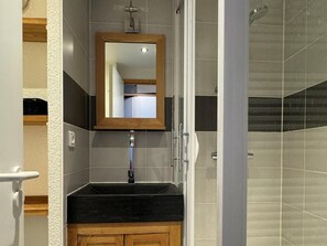 Shower - 100m from resort center, 4th floor, view ski slopes/ski slopes, balcony, tv, 23m², La Plagne (La Plagne)