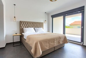 4 عدّة غرف نوم ومكواة/لوح كي وواي فاي مجانًا وملاءات أسرّة