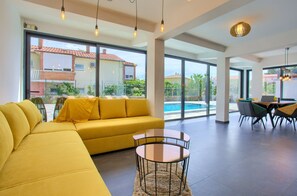 TV - Villa Bonjour with Pool (Krk)
