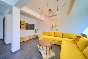 TV - Villa Bonjour with Pool (Krk)