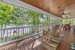 Terrace/patio - LAKEFRONT HOME DIRECTLY ON LAKE OCONEE WITH BOAT RENTAL (Eatonton)