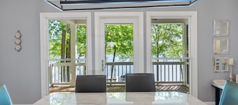 LAKEFRONT HOME DIRECTLY ON LAKE OCONEE WITH BOAT RENTAL 