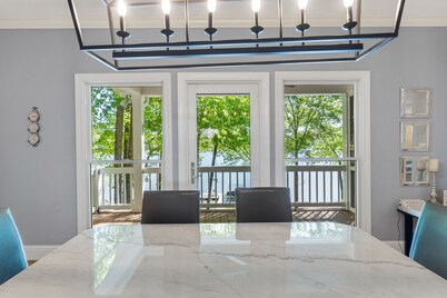 LAKEFRONT HOME DIRECTLY ON LAKE OCONEE WITH BOAT RENTAL 