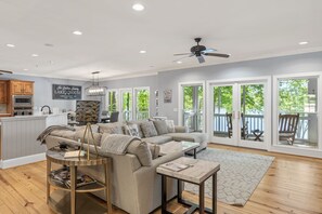 Smart TV, fireplace - LAKEFRONT HOME DIRECTLY ON LAKE OCONEE WITH BOAT RENTAL (Eatonton)