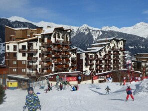Exterior - Ski-in/ski-out & foot of the slopes, 5th floor, view ski slopes, tv, ski locker, 33m², La Tania (Courchevel)
