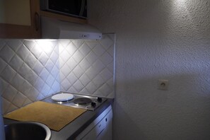 Fridge, microwave, oven, coffee/tea maker - 50m from ski slopes, 3rd floor, view mountain, balcony, parking, tv, 27m², Méribel-Mottaret (Méribel - Les Allues)