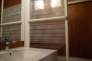 Bathroom - 110m from shops, 3rd floor, view mountain, balcony, tv, 27m², Méribel-Mottaret (Méribel - Les Allues)