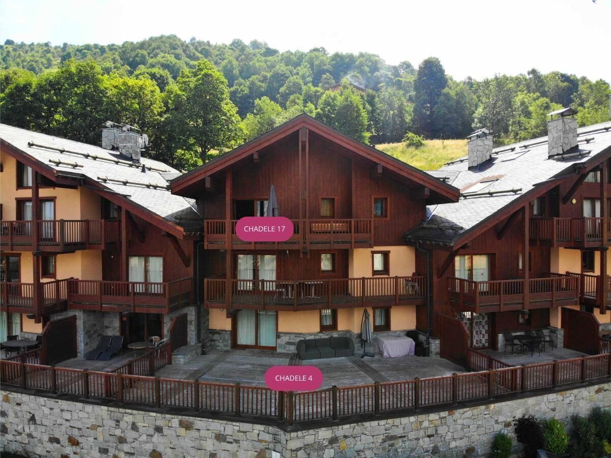 Un bâtiment de style chalet, doté de nombreux balcons et d’une fondation en pierre.