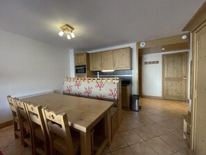 Dining - 3rd floor, balcony, parking, tv, 68m², Saint Martin de Belleville (Saint-Martin-de-Belleville)