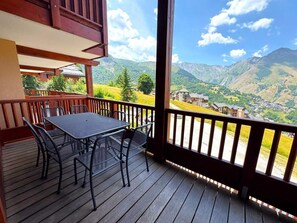 Outdoor dining - 3rd floor, balcony, parking, tv, 68m², Saint Martin de Belleville (Saint-Martin-de-Belleville)