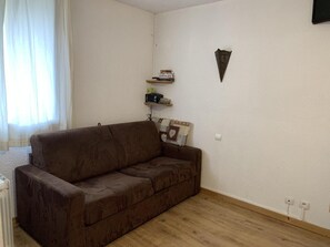 Living area - 100m from shops, 6th floor, balcony, tv, ski locker, 18m², Les Menuires (Les Menuires)
