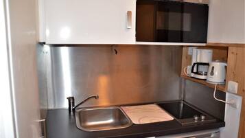 Réfrigérateur, micro-ondes, four, cafetière/bouilloire