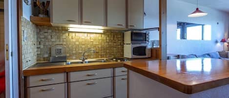Kühlschrank, Mikrowelle, Ofen, Wasserkocher mit Kaffee-/Teezubehör