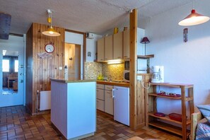 Kühlschrank, Mikrowelle, Ofen, Wasserkocher mit Kaffee-/Teezubehör