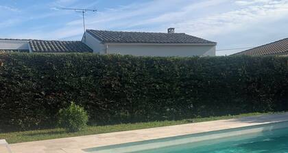 Mini Villa à AiguÚze avec piscine privée et vue sur le village