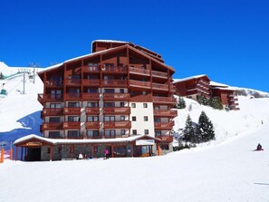 Exterior - 100m from shops, 4th floor, view mountain, balcony, tv, ski locker, 26m², Les Menuires (Les Menuires)