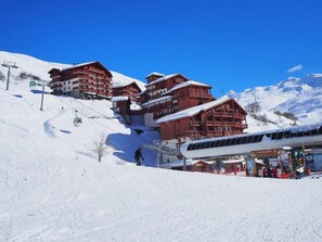 Exterior - 100m from shops, 4th floor, view mountain, balcony, tv, ski locker, 26m², Les Menuires (Les Menuires)