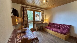 TV - 20m from ski slopes, 1st floor, swimming pool, balcony, tv, ski locker, 24m², Méribel (Méribel - Les Allues)