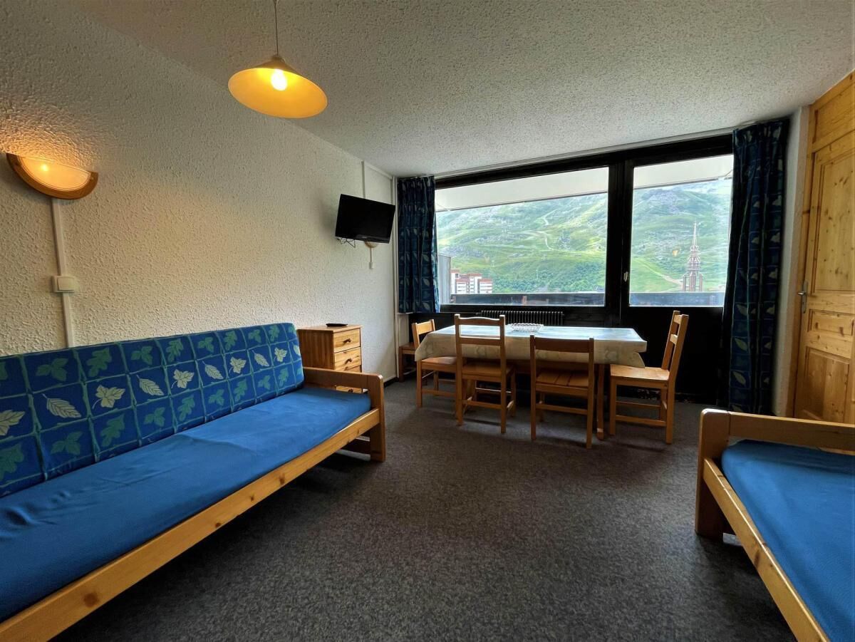 Une pièce comprenant un lit, un canapé, une table et des chaises.