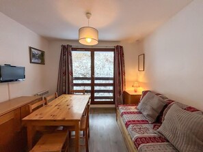 Living area - 150m from ski slopes, 3rd floor, tv, ski locker, 19m², Les Menuires (Les Menuires)