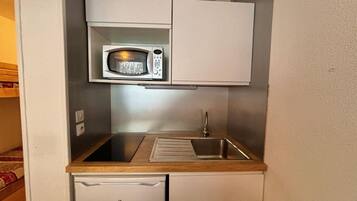 Geladeira, fogão, cafeteira/chaleira