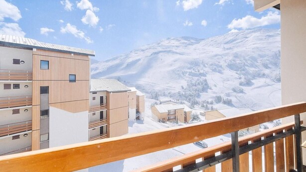 A modern building with a wooden facade and a balcony with a wooden railing. - 150m from ski slopes, view mountain, balcony, tv, 35m², Les Menuires (Les Menuires)