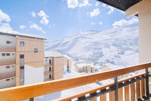 A modern building with a wooden facade and a balcony with a wooden railing. - 150m from ski slopes, view mountain, balcony, tv, 35m², Les Menuires (Les Menuires)