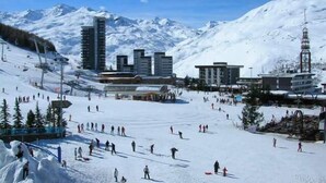 A ski resort with multiple buildings, ski slopes, and a mountainous backdrop. - 10m from ski slopes, 1st floor, balcony, tv, 17m², Les Menuires (Les Menuires)
