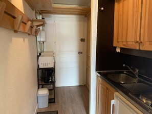 Fridge, microwave, oven, coffee/tea maker - Resort center, 5th floor, view ski slopes, balcony, tv, 24m², Les Menuires (Les Menuires)