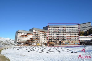 Exterior - 10m from ski slopes, 5th floor, view ski slopes, balcony, tv, ski locker, 24m², Les Menuires (Les Menuires)