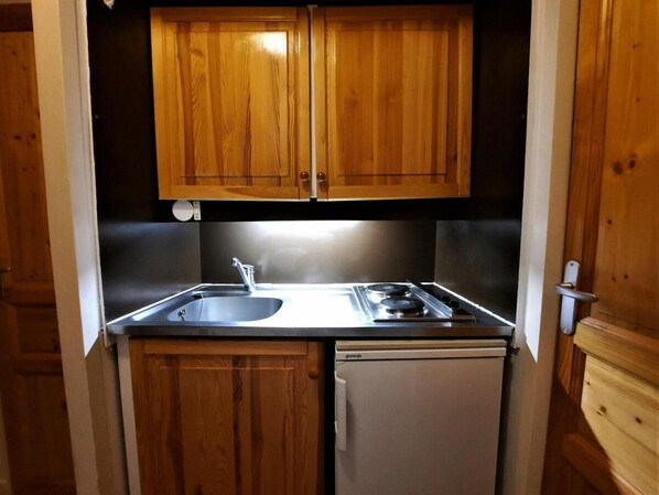 Réfrigérateur, micro-ondes, four, cafetière/bouilloire