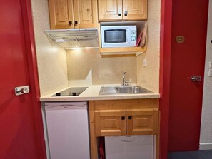 Fridge, microwave, dishwasher, coffee/tea maker