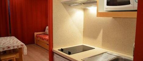 Fridge, microwave, dishwasher, coffee/tea maker