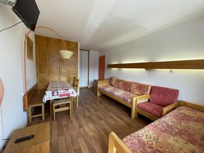 Living area - Resort center, 7th floor, balcony, tv, 36m², Les Menuires (Les Menuires)