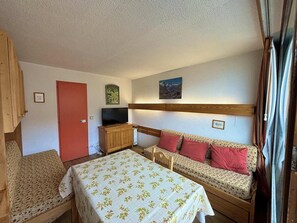 Room - 10m from ski slopes, 8th floor, balcony, tv, ski locker, 18m², Les Menuires (Les Menuires)
