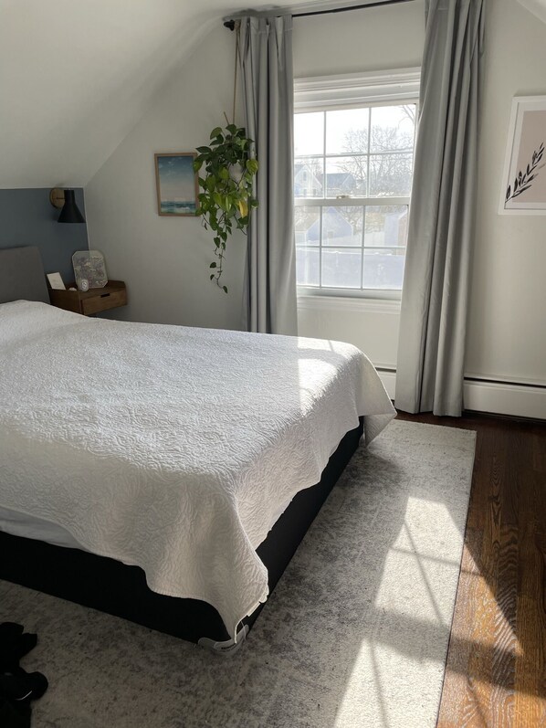 2 bedrooms, desk, travel crib, free WiFi