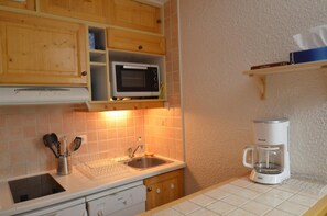 Refrigerador, horno, lavavajillas y cafetera y tetera