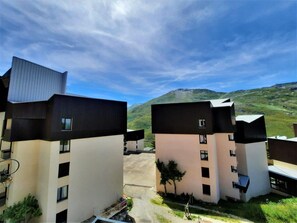 Exterior - 300m from resort center, 3rd floor, view mountain, balcony, tv, ski locker, 20m², Les Menuires (Les Menuires)